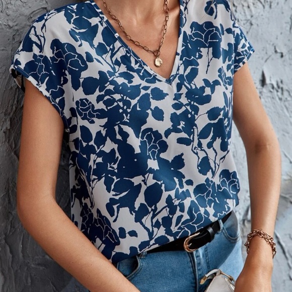 All Over Floral Print V Neck Blouse *NEW* - Picture 5 of 6